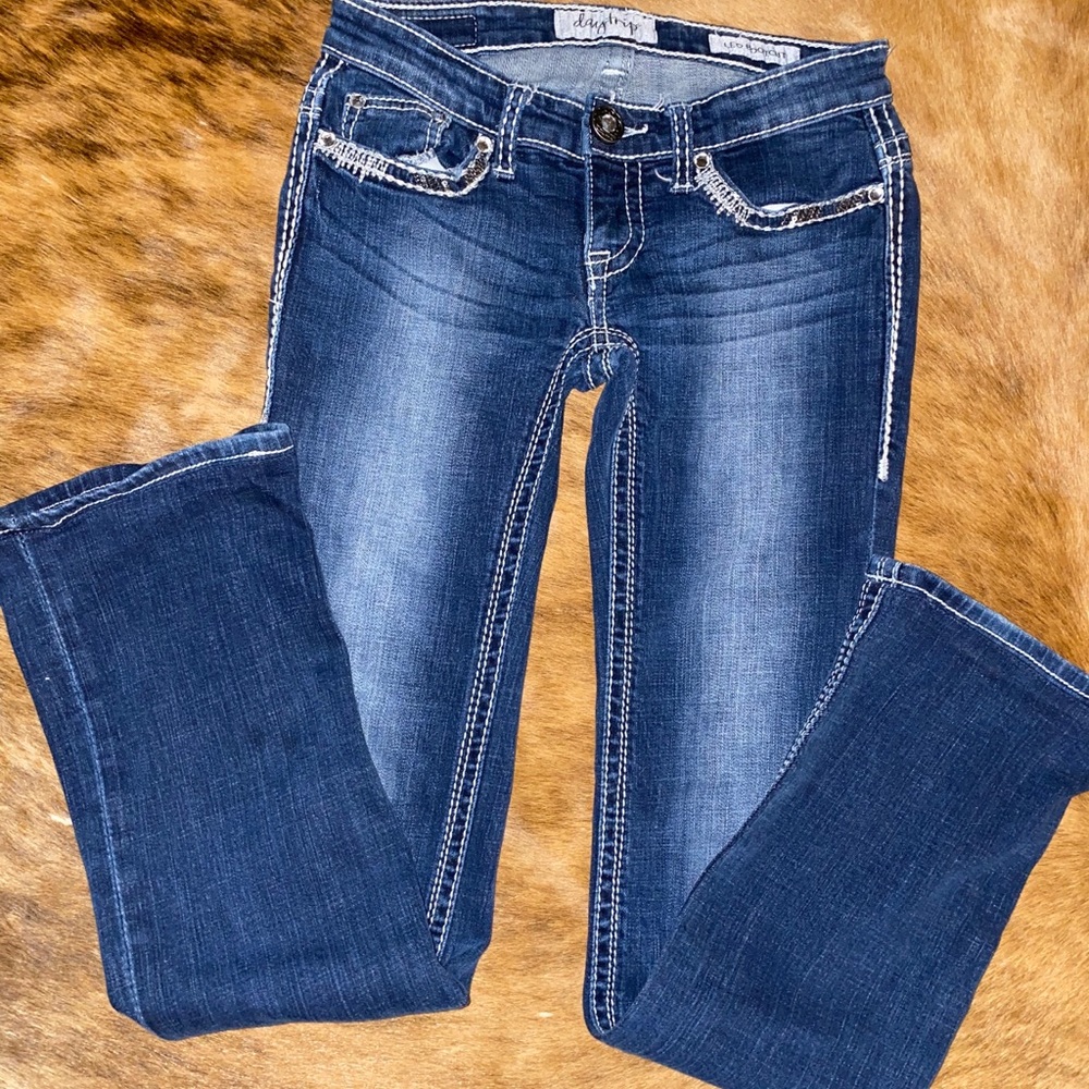 Buckle Daytrip Leo Bootcut Jeans Dark Wash